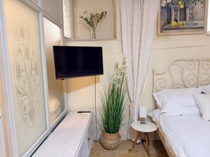 Studio | Living area | 50-inch plasma TV with satellite channels - Studio Oratorio (Rovinj)