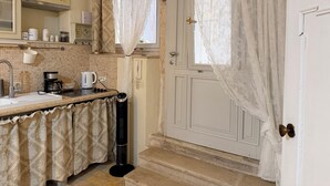 A bathroom with a sink, mirror, and a shower area. - Studio Oratorio (Rovinj)