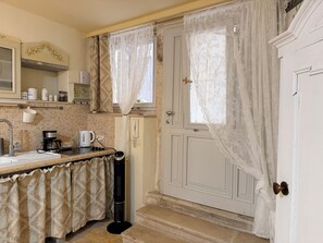 Studio | Private kitchen | Fridge, microwave, stovetop, dishwasher