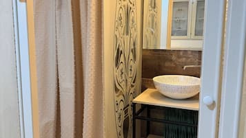 Studio | Bathroom | Shower, hair dryer, towels, toilet paper