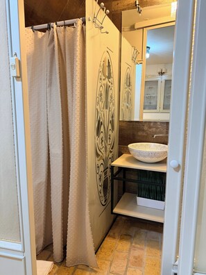 Studio | Bathroom | Shower, hair dryer, towels, toilet paper