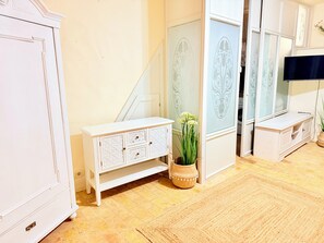 Studio | Living area | 50-inch plasma TV with satellite channels - Studio Oratorio (Rovinj)