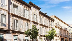 Una hilera de edificios históricos con fachadas y balcones ornamentados.