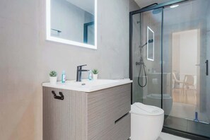 Dusche, Haartrockner, Handtücher, Seife