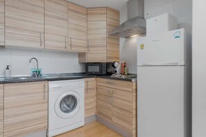 Kjøleskap, mikrobølgeovn, kokeplater og kaffetrakter/tekoker