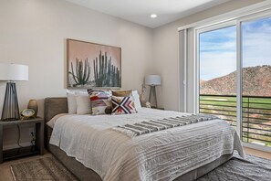 7 soverom, skrivebord, strykejern/-brett og reiseseng for barn