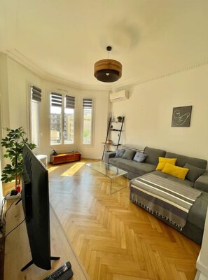 Living area - Bel Appartement Refait à Neuf Proche Plages (Antibes)