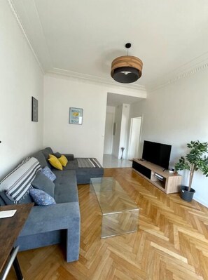 Living area - Bel Appartement Refait à Neuf Proche Plages (Antibes)