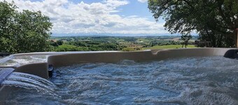 Private hamlet with 3 houses,  inside heated pool & 2 jacuzzis 