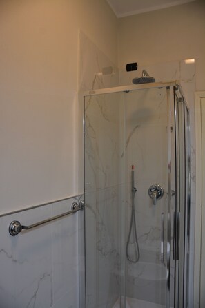 Shower, hair dryer, bidet, towels - Spacious apartment with panoramic terrace 10 minutes from Lake Iseo. (Colognola)