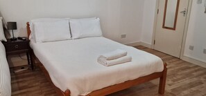 1 slaapkamer, een strijkplank/strijkijzer, wifi, beddengoed