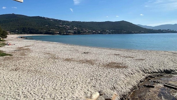 A beach with a clear view of the sea and distant hills. - Appartement T3 - 50M DE LA Plage - Rupione (PIETROSELLA)