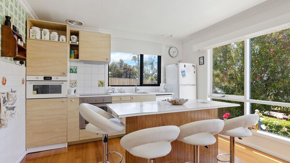 Mikrowelle, Ofen, Geschirrspüler, Kochgeschirr/Geschirr/Besteck