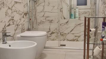 Comfort House | Bathroom | Free toiletries, hair dryer, towels, soap