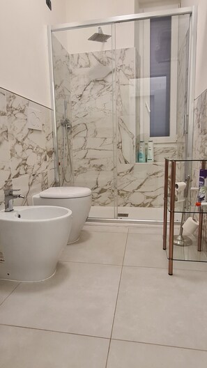 Rumah Comfort | Kamar mandi | Perlengkapan mandi gratis, pengering rambut, handuk, dan sabun