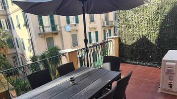 Nhà tiện nghi đơn giản | Hiên