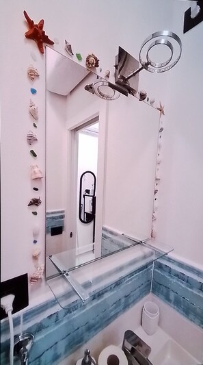 Standardrum - balkong - utsikt mot staden | Badrum | Gratis toalettartiklar, hårtork, handdukar och tvål