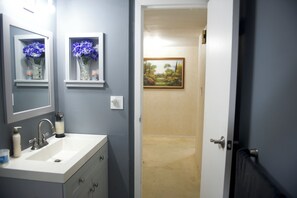 Secador de cabelo, toalhas de banho, sabonete, papel higiênico