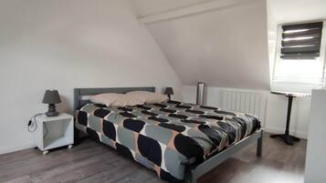 2 makuuhuonetta, silitysrauta/-lauta, vauvan matkasänky, ilmainen Wi-Fi