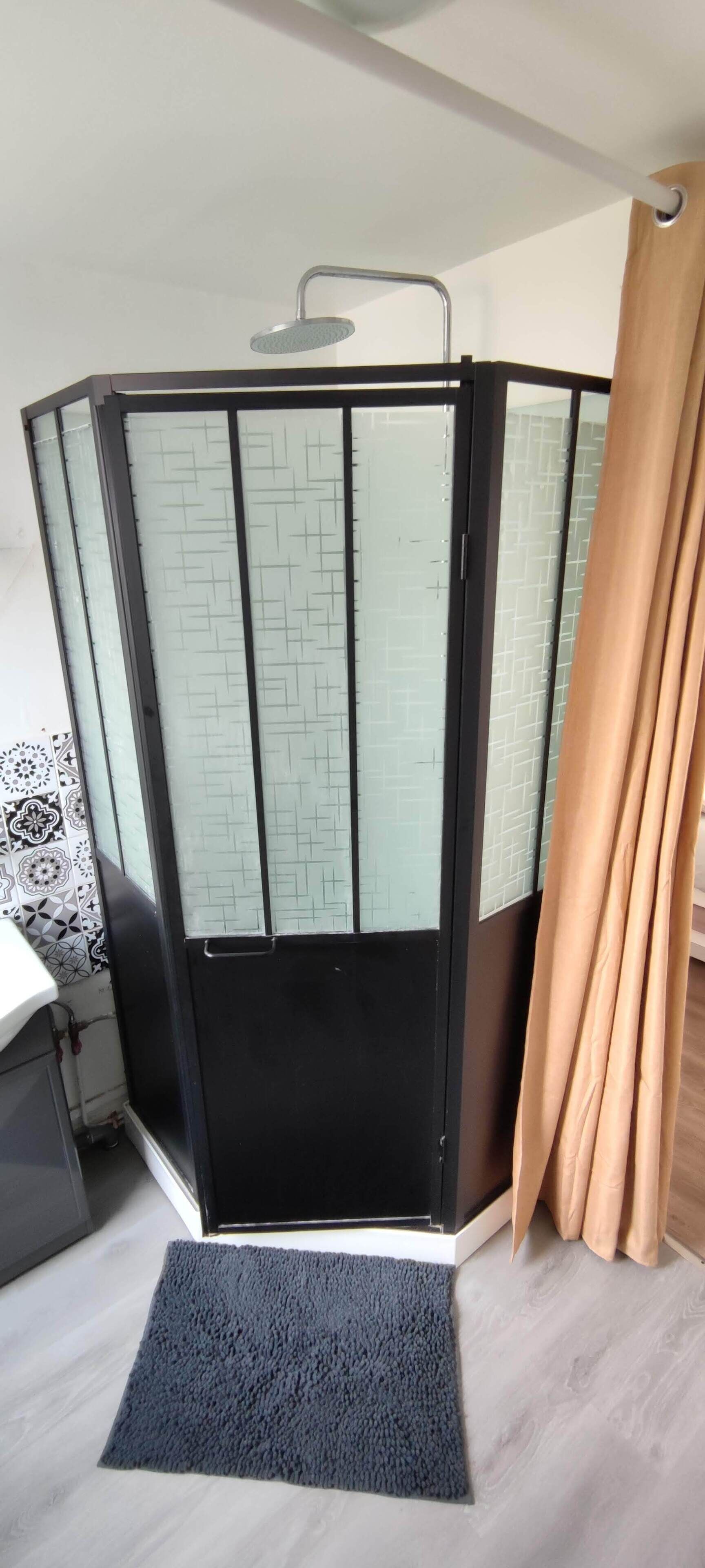 Douche, sèche-cheveux, serviettes fournies, savon