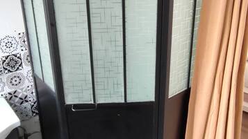 Suihku, hiustenkuivaaja, pyyhkeet, saippua