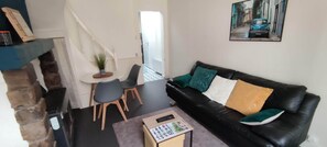 Smart-TV, Kamin, Videospiele, Bücher