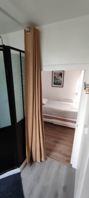 2 bedrooms, iron/ironing board, travel crib, free WiFi