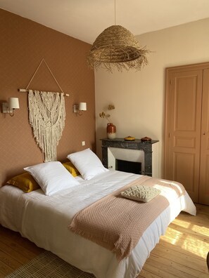 4 bedrooms, iron/ironing board, WiFi, bed sheets