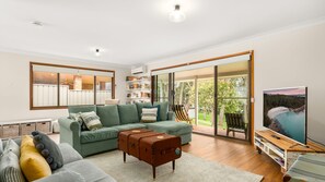 TV, books - Aqua by Experience Jervis Bay (Sanctuary Point)