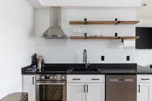 Kühlschrank, Mikrowelle, Ofen, Herdplatte