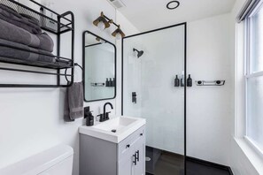 Douche, sèche-cheveux, serviettes fournies, shampoing