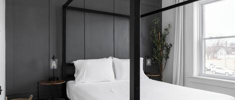 1 habitación, escritorio, tabla de planchar con plancha y cuna de viaje