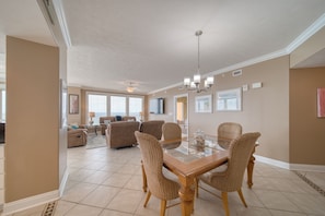 Dining - Pet Friendly-Grills-Hot Tub-Poolside Cafe-Room Service-Fitness Center (Panama City Beach)