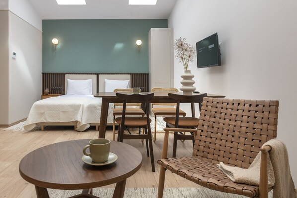 Ropa de cama hipoalergénica y espacio para trabajar con laptop