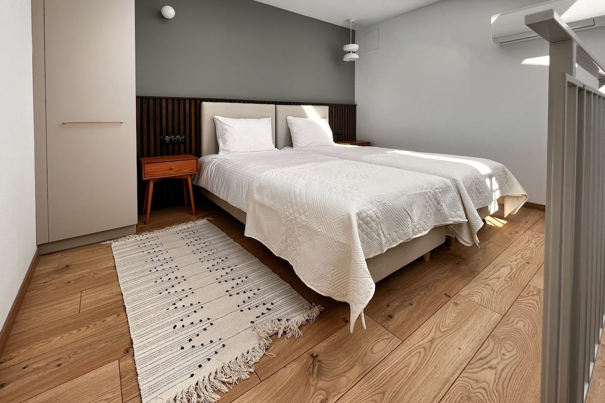 Hypo-allergenic bedding, laptop workspace, free WiFi, bed sheets