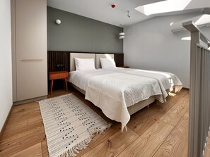 Ropa de cama hipoalergénica y espacio para trabajar con laptop