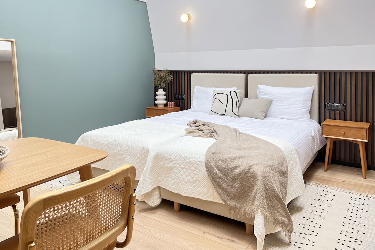 Standard Studio Suite, 1 Bedroom | Hypo-allergenic bedding, laptop workspace, free WiFi, bed sheets