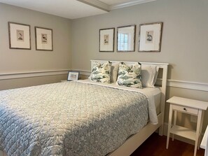 2 bedrooms, iron/ironing board, free WiFi, bed sheets - West End - Commercial Street, Charming 2-Bedroom with Beach Access - Sleeps 4! (Provincetown)