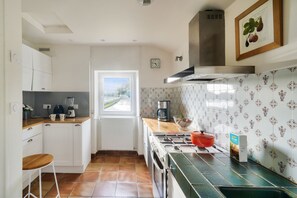Kühlschrank, Ofen, Geschirrspüler, Wasserkocher mit Kaffee-/Teezubehör