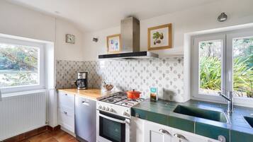 Een koelkast, een oven, een vaatwasser, een koffiezetapparaat/waterkoker