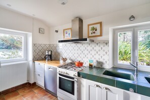 Réfrigérateur, four, lave-vaisselle, cafetière/bouilloire