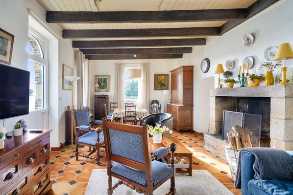 TV - An exceptional address for 4 on Queffen Island (Loctudy)