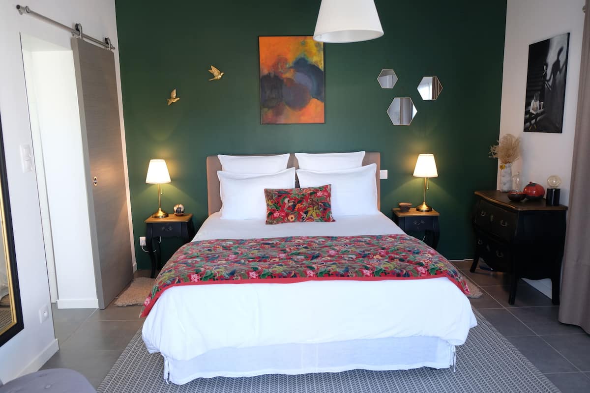 Comfort tweepersoonskamer, uitzicht op zwembad | Geluiddichte muren, gratis wifi, beddengoed