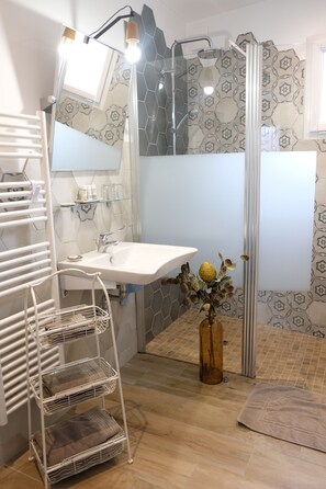 Comfort Double Room, Garden View | Bathroom