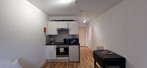 Microwave, oven, stovetop - Cosy studio at Camberwell  (London)