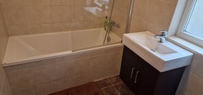 Shower, towels, soap, shampoo - Cosy studio at Camberwell  (London)