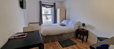 1 多间卧室、熨斗/熨衣板、WiFi、床单