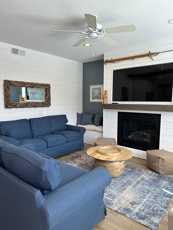 Smart TV, chimenea y libros 