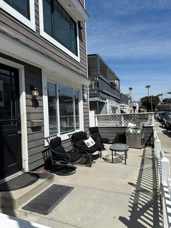 Terrace/patio - Steps to the Sand 4 bedroom each with own Bathroom (Newport Beach)