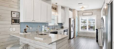 ثلاجة، ميكروويف، فرن، غسالة أطباق